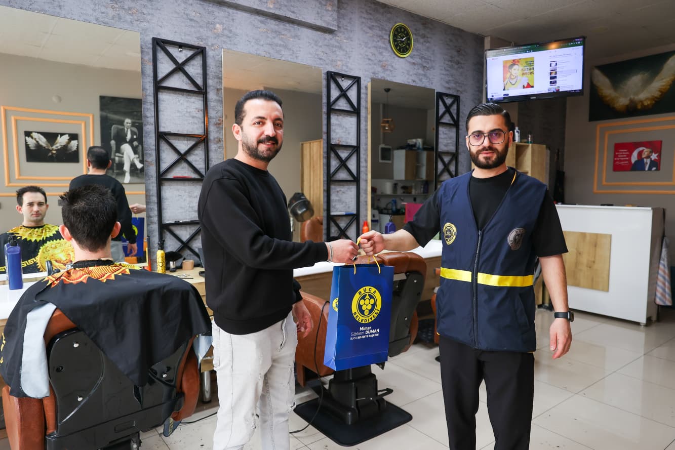 Başkan Görkem Duman’dan Bucalı berberlere "Bayram Tıraşı" jesti!