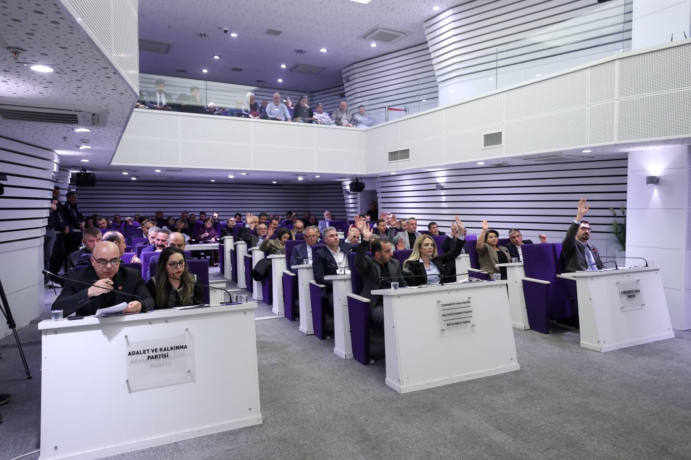 Buca Meclisi’nde 'Gazoz Fabrikası' gerilimi: “Bir an önce geçmesi için taahhüt mü verildi?"