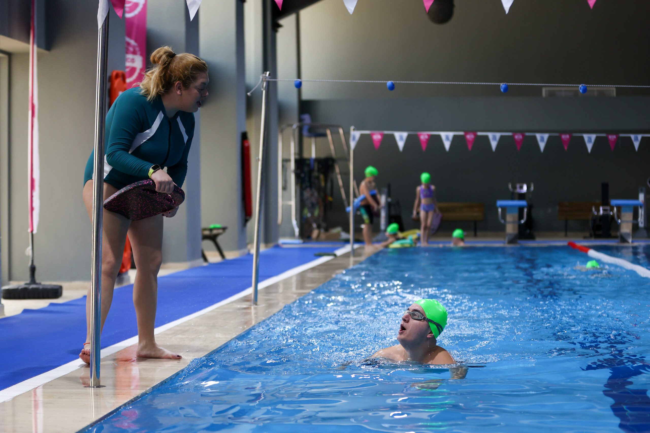 Buca’da engel tanımayan kulaçlar! Otizmli çocuklar havuzda engel tanımıyor