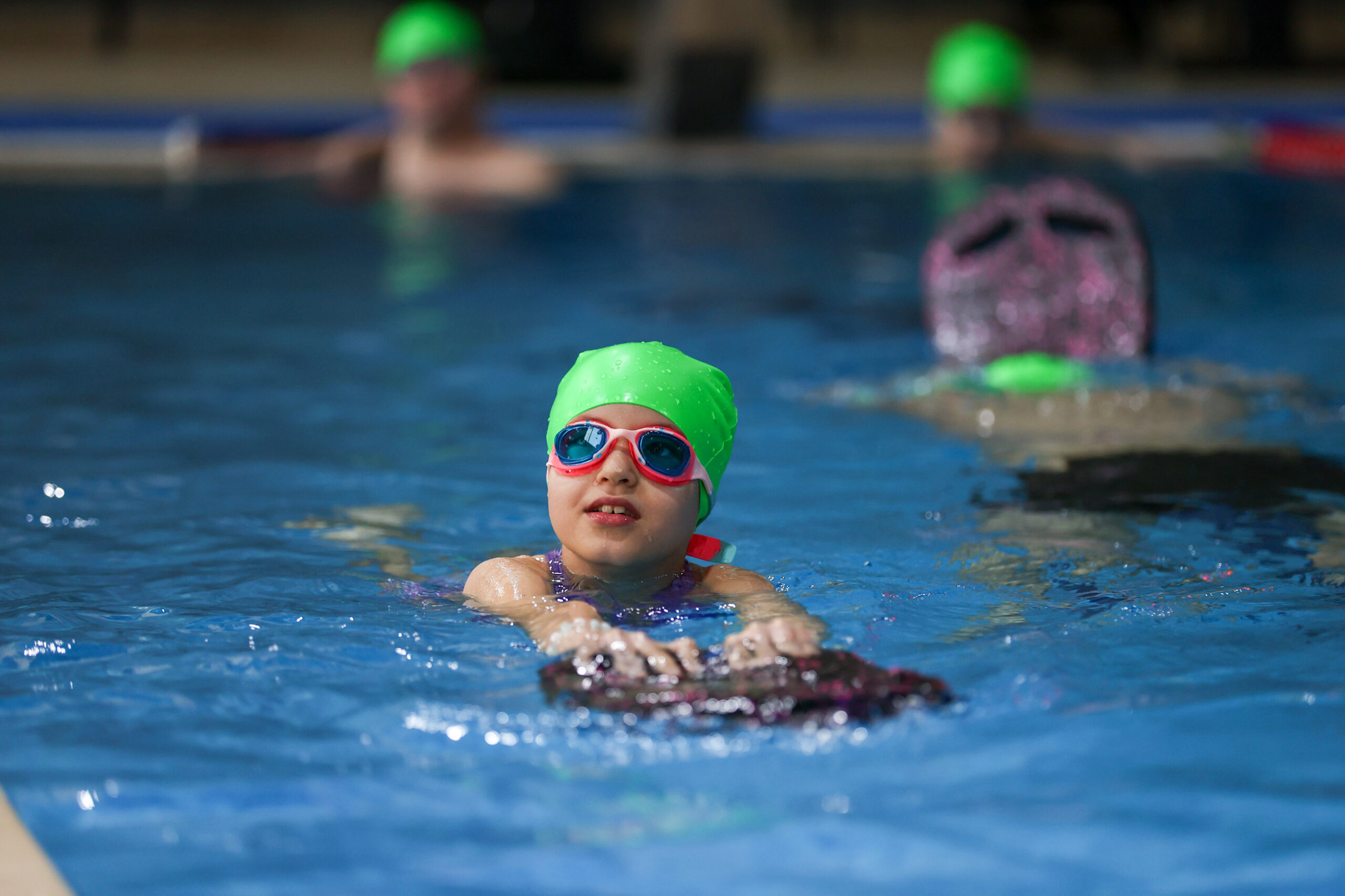 Buca’da engel tanımayan kulaçlar! Otizmli çocuklar havuzda engel tanımıyor