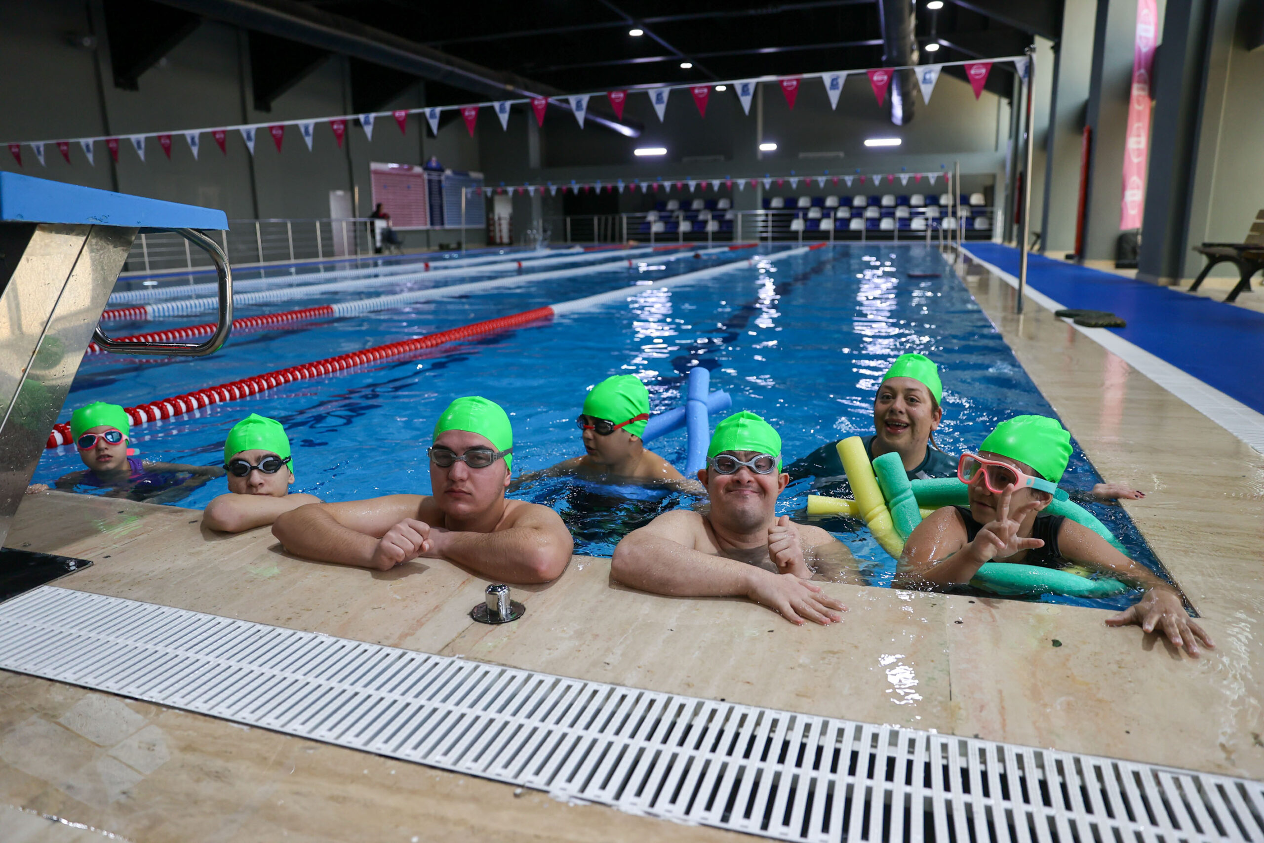 Buca’da engel tanımayan kulaçlar! Otizmli çocuklar havuzda engel tanımıyor
