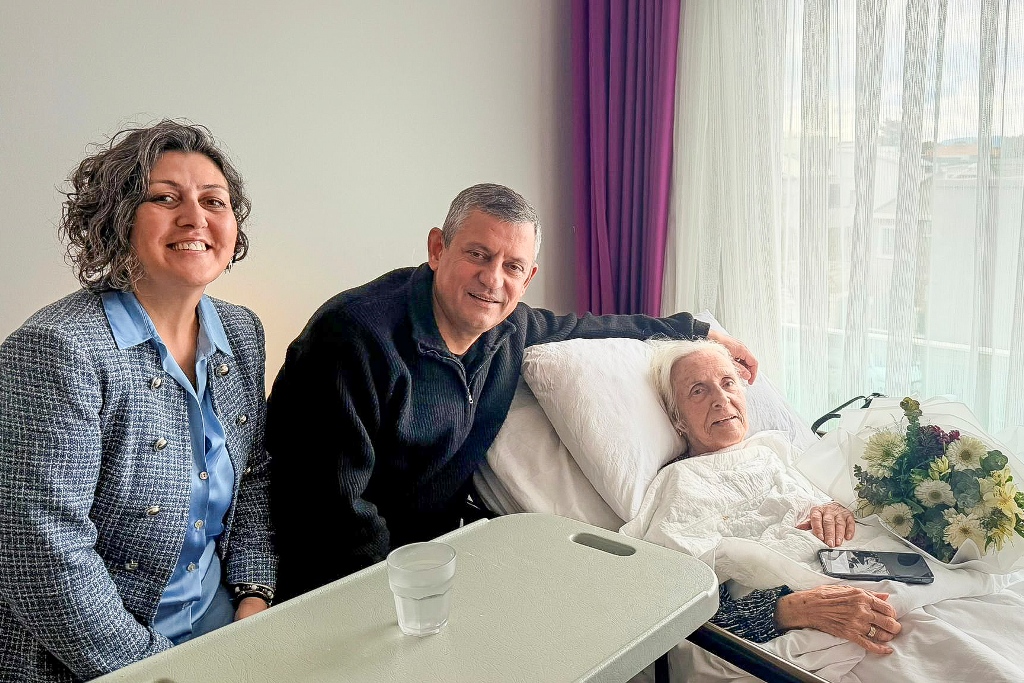 İzmir'de Özgür Özel rüzgarı: Önce taziye sonra öğretmenine vefa ziyareti!