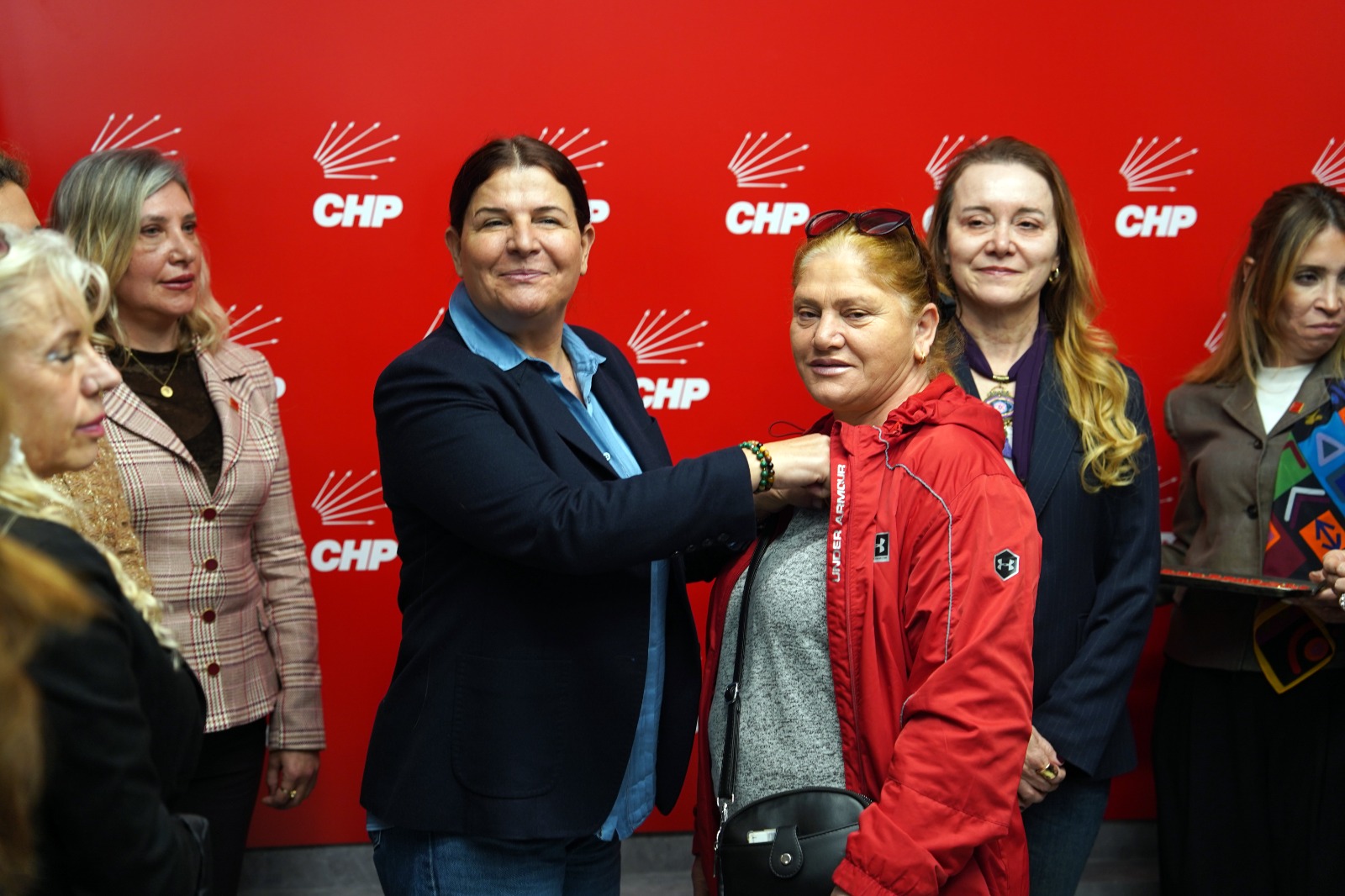 İzmir’de kadın gücü CHP saflarında: 500 yeni üye ile ‘mücadele’ tazelendi