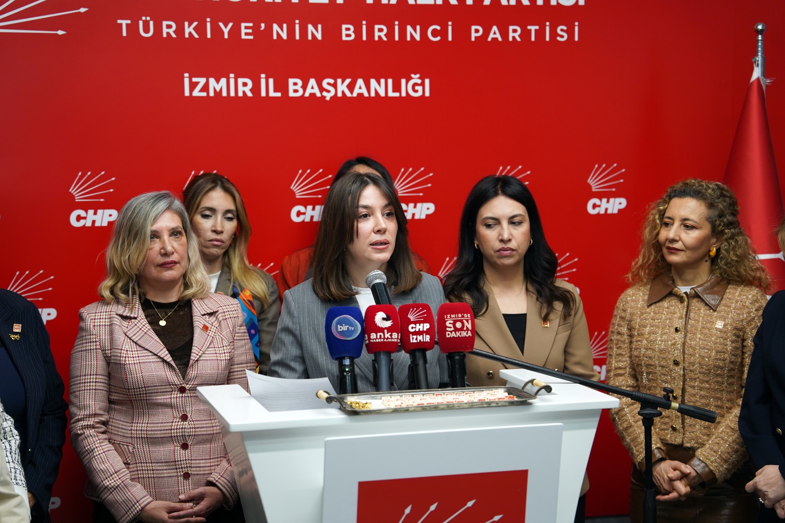 İzmir’de kadın gücü CHP saflarında: 500 yeni üye ile ‘mücadele’ tazelendi