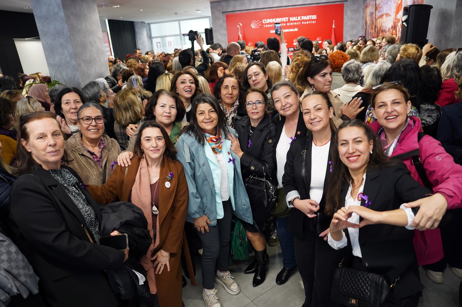 İzmir’de kadın gücü CHP saflarında: 500 yeni üye ile ‘mücadele’ tazelendi