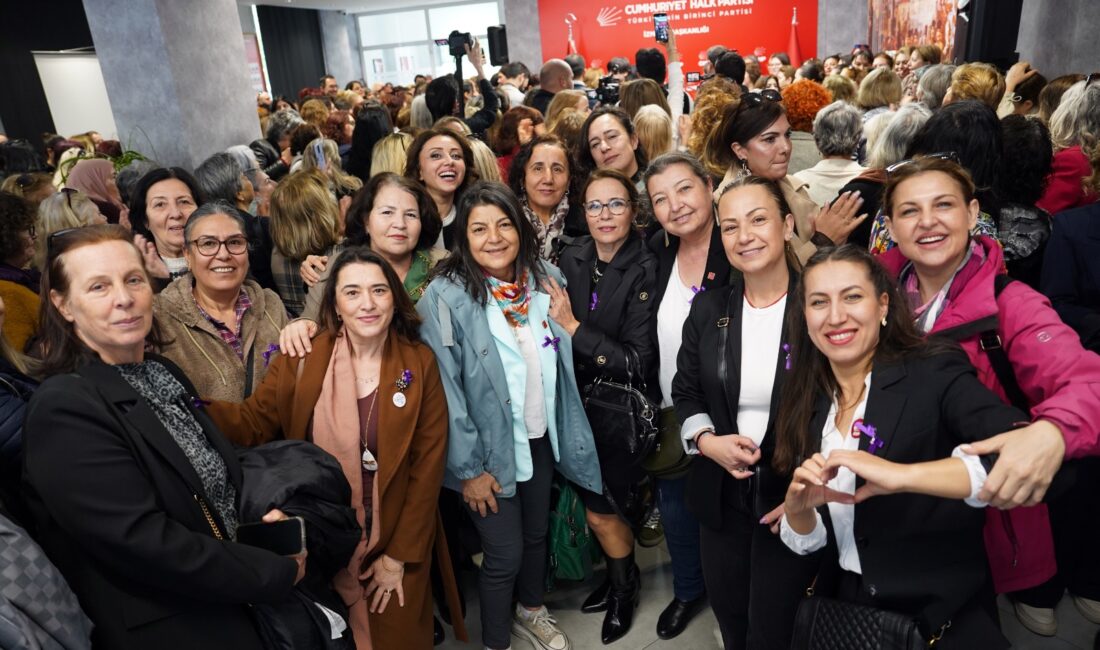 CHP İzmir İl Başkanlığı’nda 8 Mart coşkusu! Aralarında her yaştan