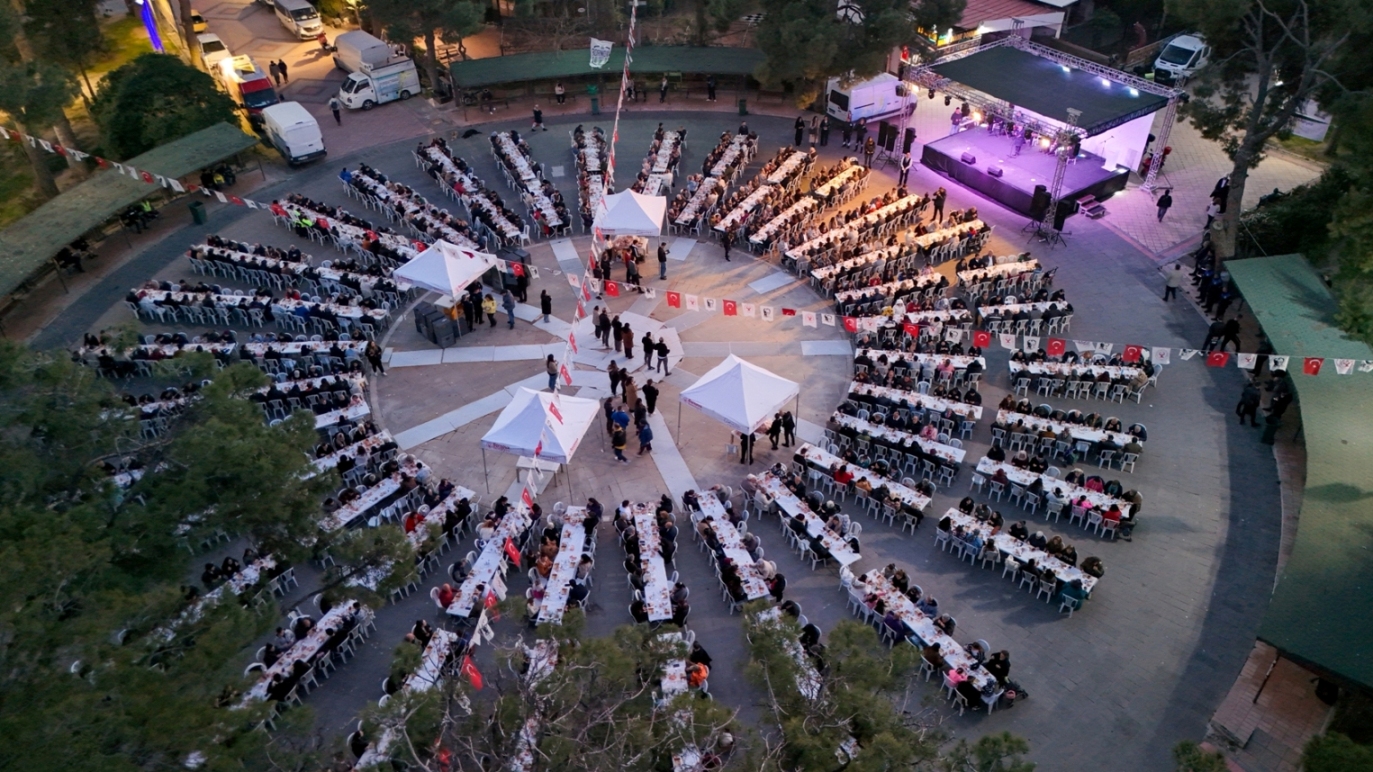 Bornova’da Kadir Gecesi Vefa sofrası: 2 bin 500 kişi aynı sofrada