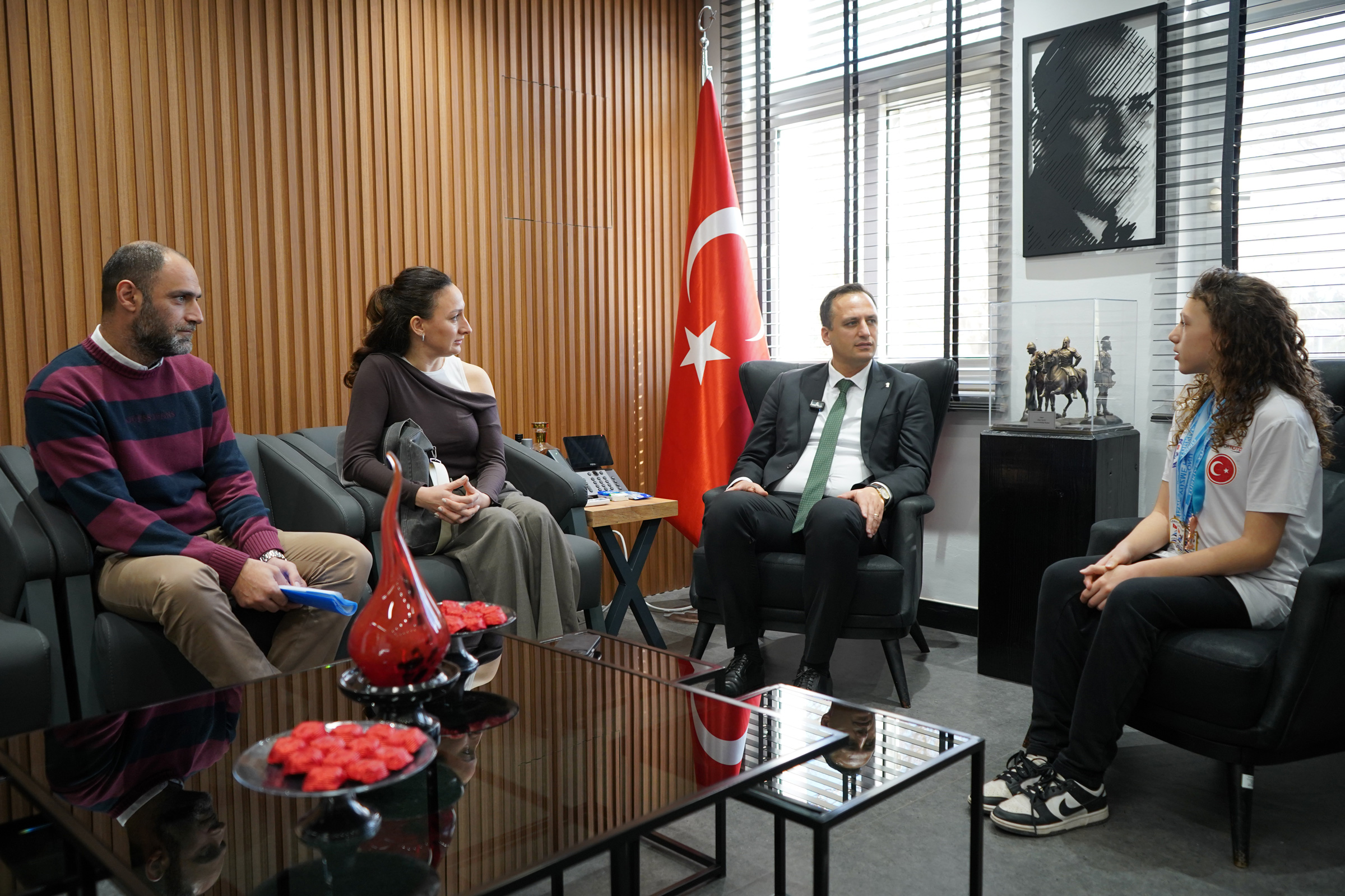 Bornova’dan dünyaya uzanan başarı: Şampiyonlar Ömer Eşki’nin konuğu oldu! 1 Bornova’dan dünyaya uzanan başarı: Şampiyonlar Ömer Eşki’nin konuğu oldu!