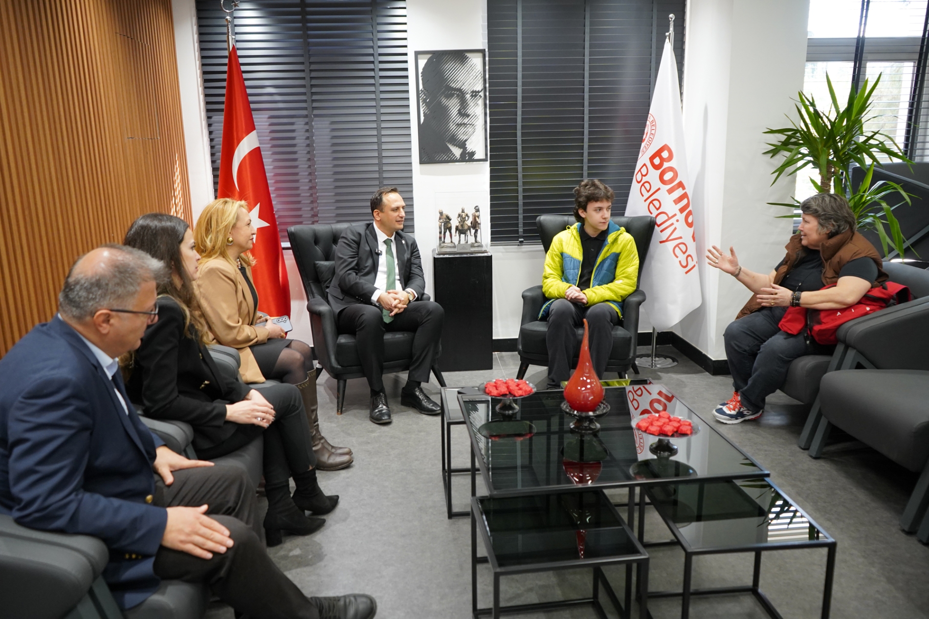 Bornova’dan dünyaya uzanan başarı: Şampiyonlar Ömer Eşki’nin konuğu oldu! 3 Bornova’dan dünyaya uzanan başarı: Şampiyonlar Ömer Eşki’nin konuğu oldu!