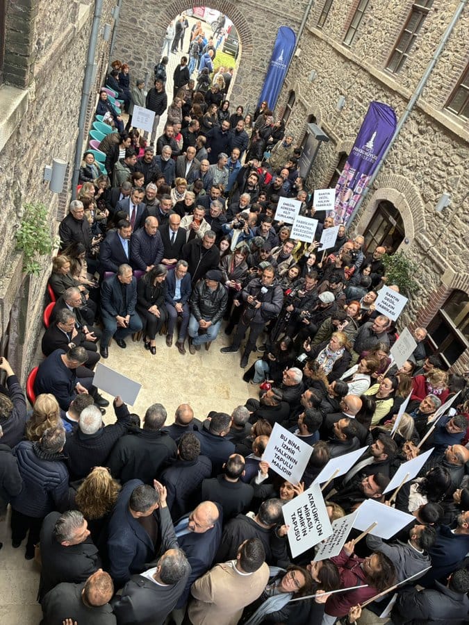 Tugay Meslek Fabrikası önünde 'tahliye direnişi' başlattı: 'Çözülene kadar gitmeyeceğim'