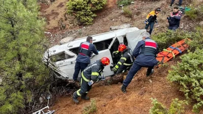 Denizli'de 100 metrelik uçuruma devrilen araçta can pazarı yaşandı. Bir