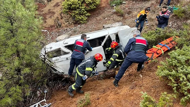 Denizli'de 100 metrelik uçuruma devrilen araçta can pazarı yaşandı. Bir