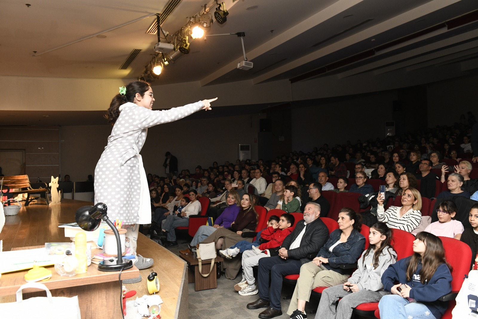 Çiğli’de Tiyatro Haftası coşkusu: Salonlar doldu taştı