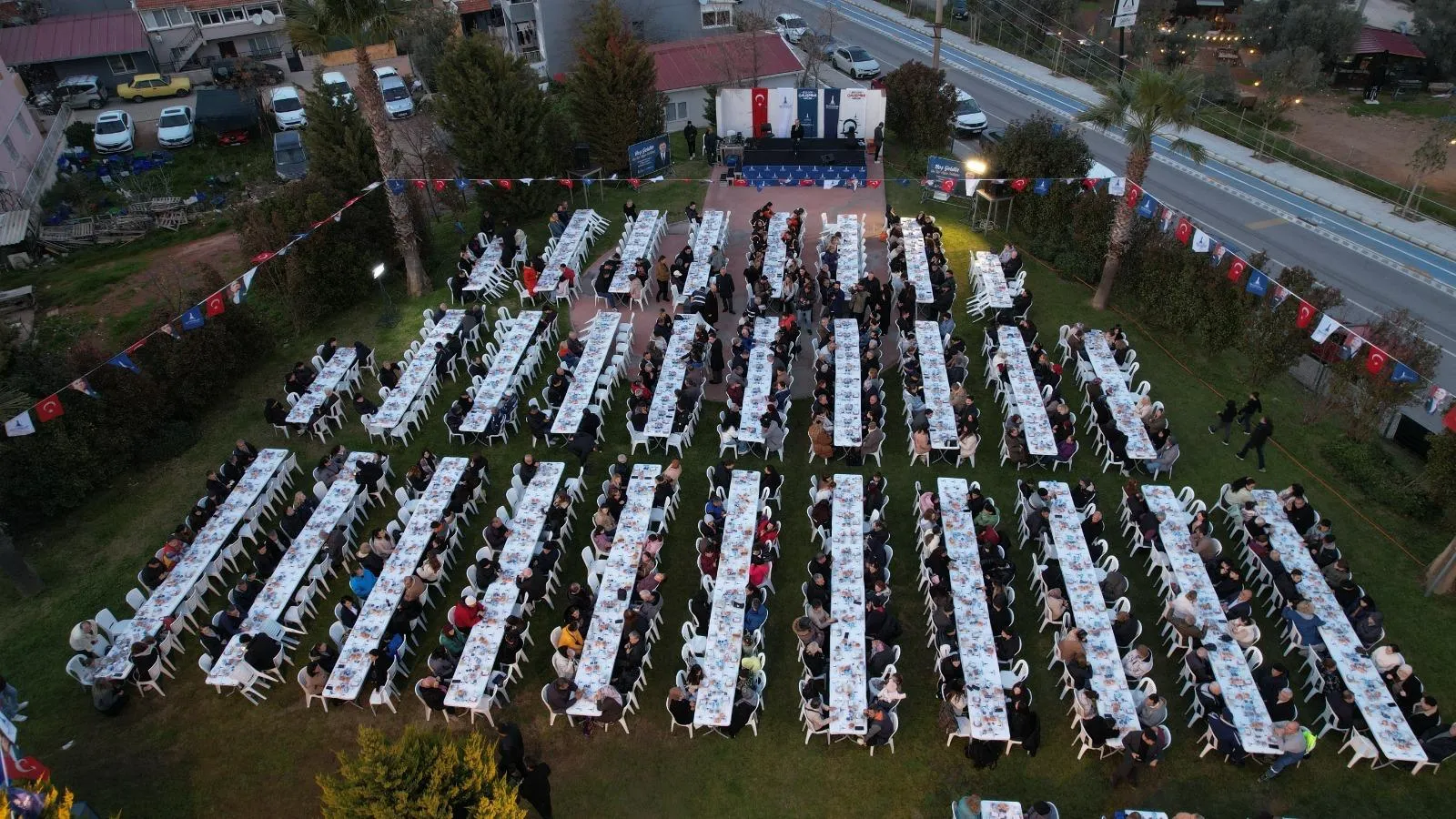 Başkan Tugay Güzelbahçelilerle iftarda buluştu: “Zorlukları birlikte aşarız”
