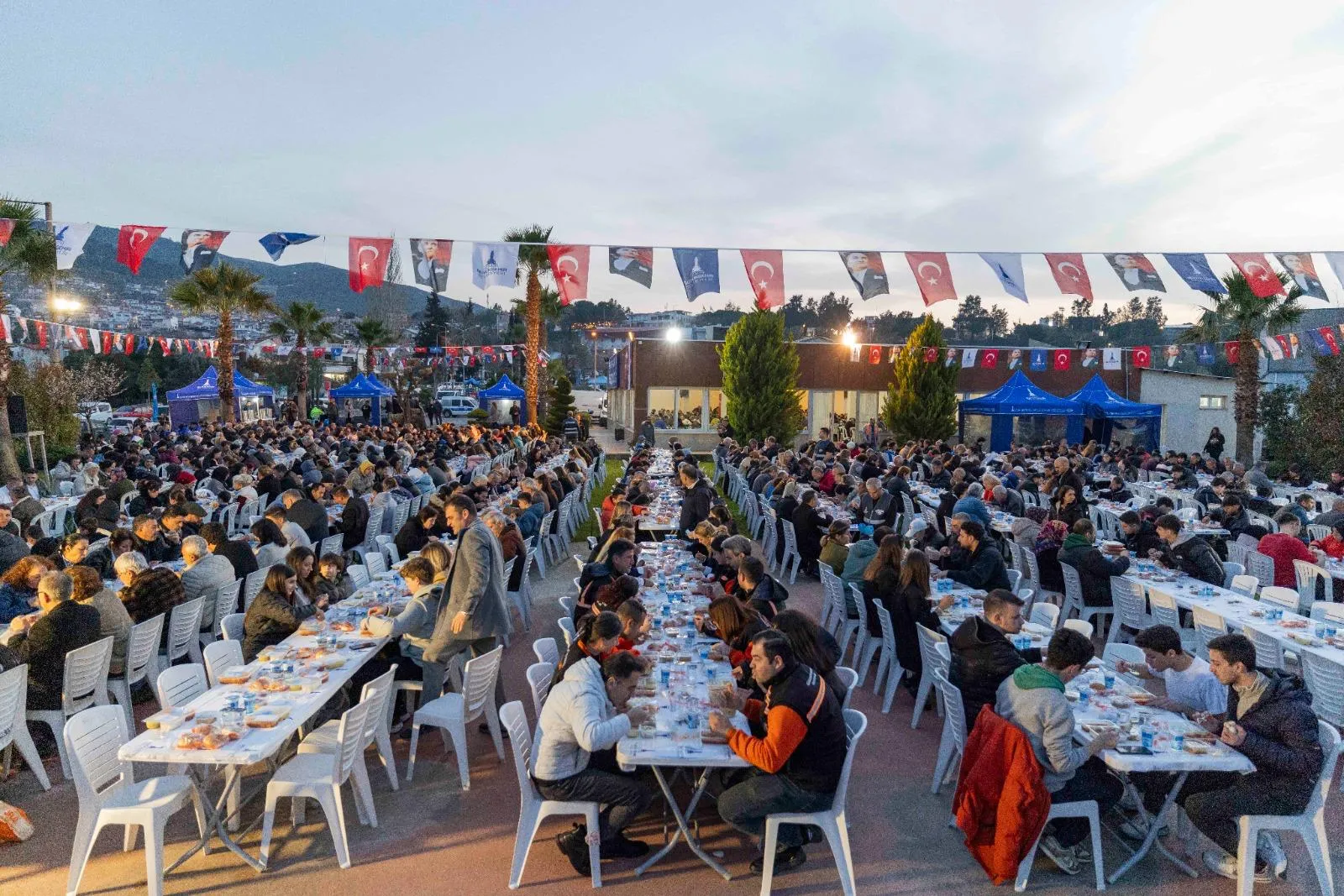 Başkan Tugay Güzelbahçelilerle iftarda buluştu: “Zorlukları birlikte aşarız”