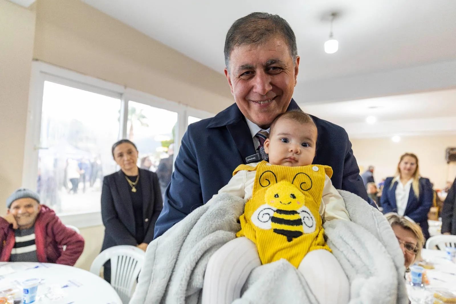 Başkan Tugay Güzelbahçelilerle iftarda buluştu: “Zorlukları birlikte aşarız”