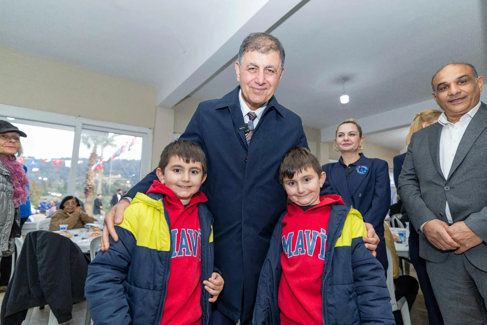 Başkan Tugay Güzelbahçelilerle iftarda buluştu: “Zorlukları birlikte aşarız”