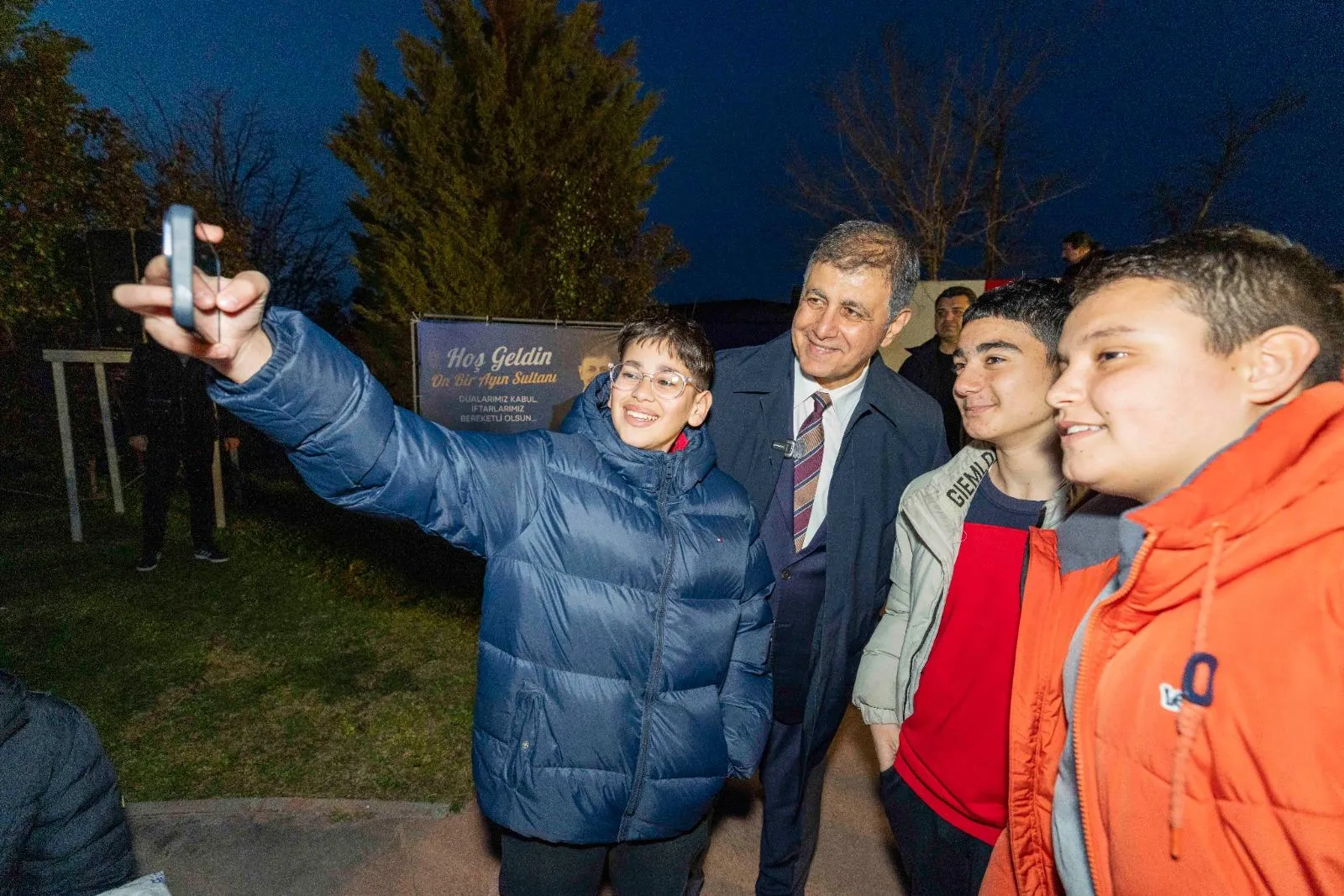 Başkan Tugay Güzelbahçelilerle iftarda buluştu: “Zorlukları birlikte aşarız”