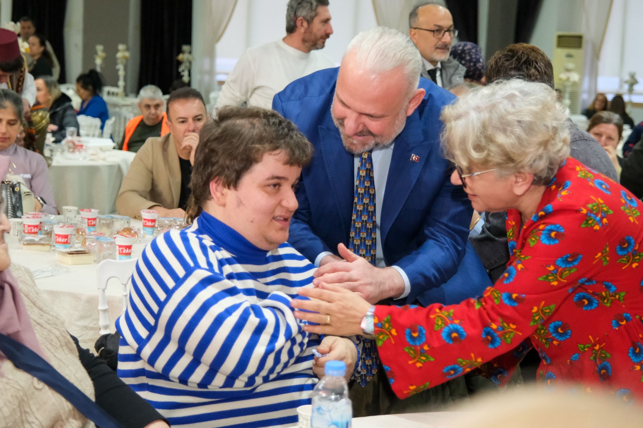 Menemen'de iftarda 'gönül sofrası': 'Yetimler ve engelsiz yürekler emanetimizdir' 1 Menemen'de iftarda 'gönül sofrası': 'Yetimler ve engelsiz yürekler emanetimizdir'