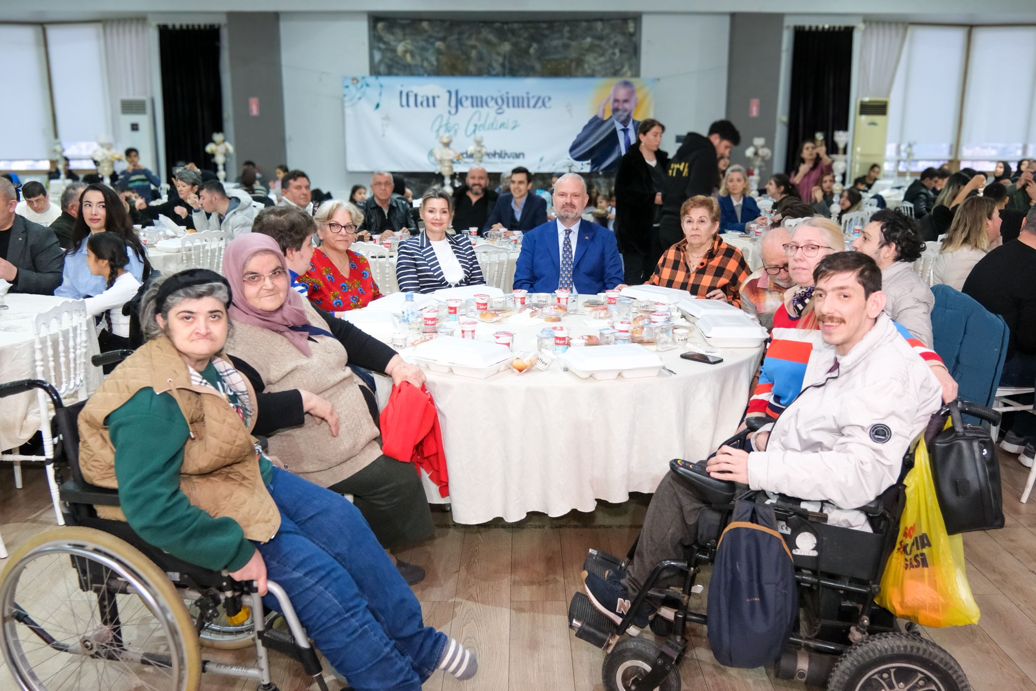 Menemen'de iftarda 'gönül sofrası': 'Yetimler ve engelsiz yürekler emanetimizdir' 6 Menemen'de iftarda 'gönül sofrası': 'Yetimler ve engelsiz yürekler emanetimizdir'