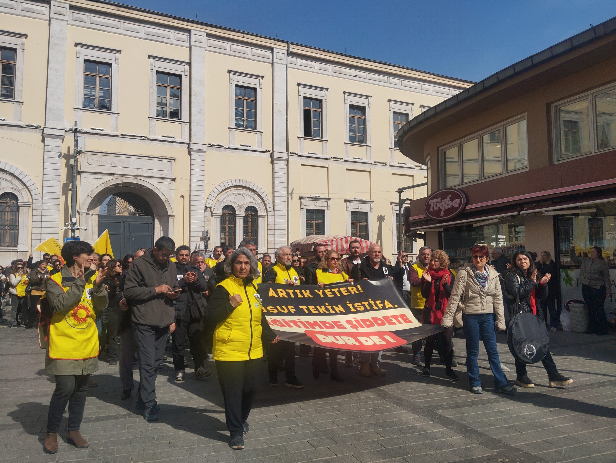 İstanbul'daki öğretmen cinayeti İzmir'i ayağa kaldırdı! "Okula bıçakla nasıl giriliyor?"