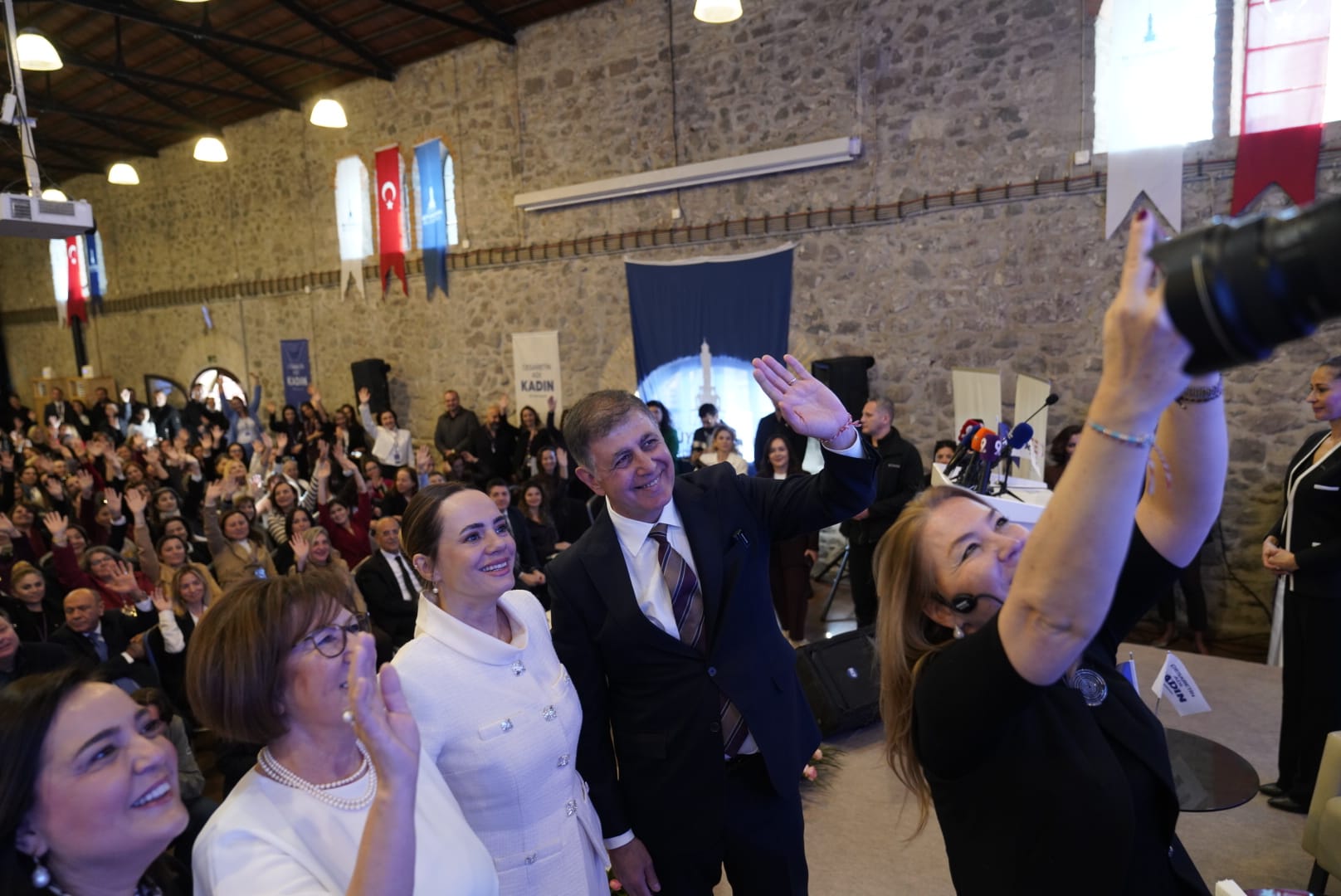 “Bir toplum kadınlarının hayalleriyle şekillenir”: İzmir’in güçlü kadınları "Cesaret" için birleşti! 5 “Bir toplum kadınlarının hayalleriyle şekillenir”: İzmir’in güçlü kadınları "Cesaret" için birleşti!