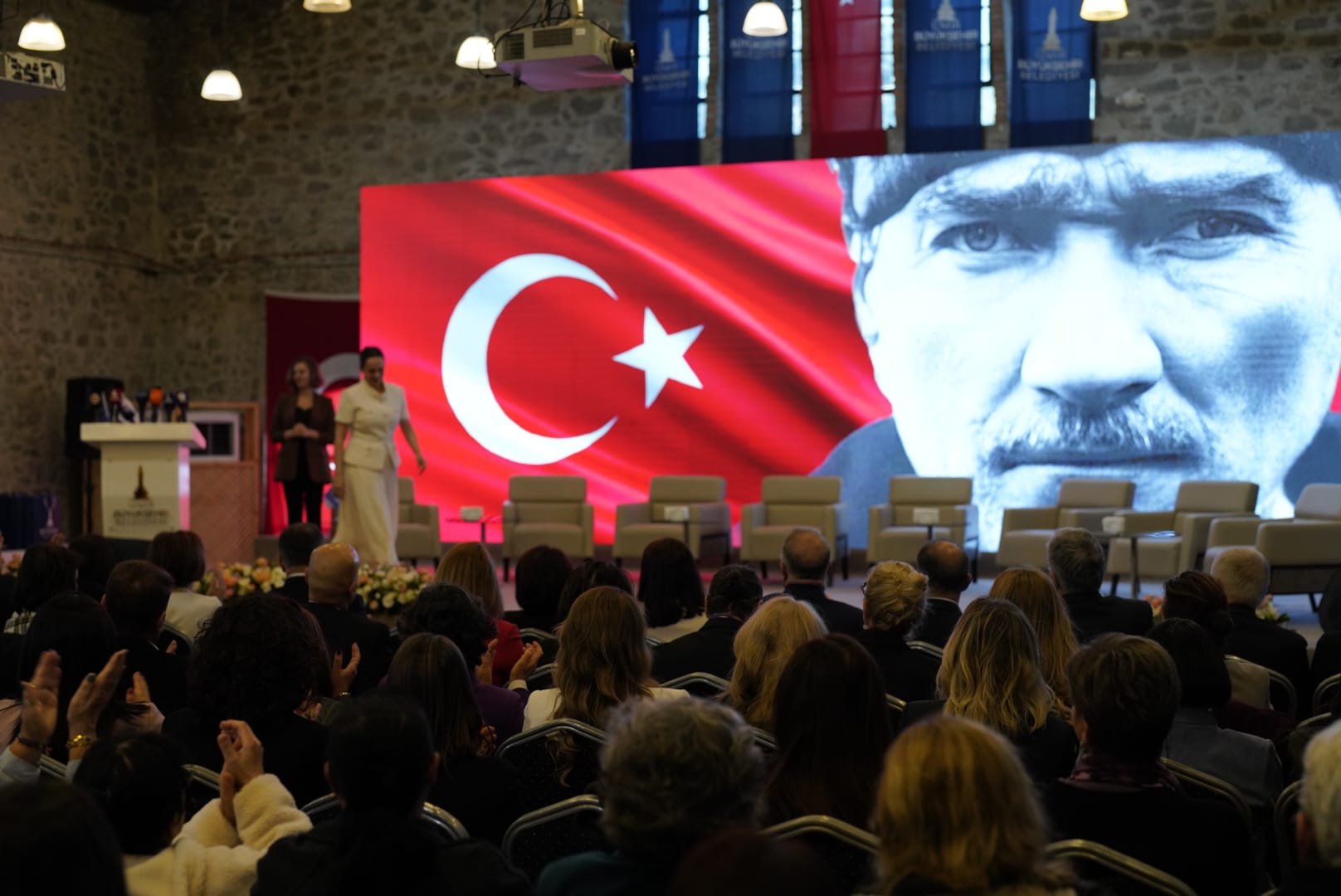 “Bir toplum kadınlarının hayalleriyle şekillenir”: İzmir’in güçlü kadınları "Cesaret" için birleşti! 4 “Bir toplum kadınlarının hayalleriyle şekillenir”: İzmir’in güçlü kadınları "Cesaret" için birleşti!