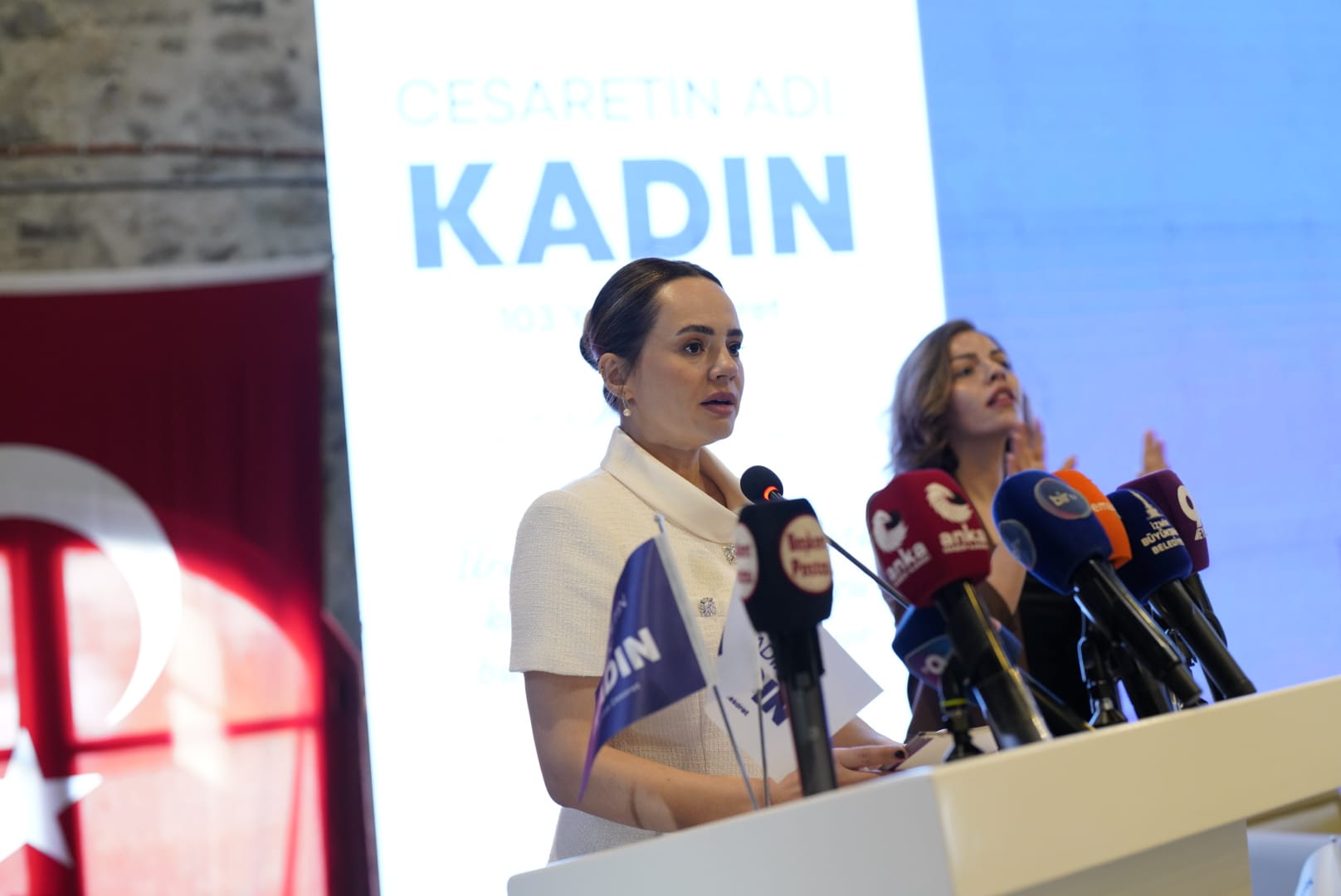 “Bir toplum kadınlarının hayalleriyle şekillenir”: İzmir’in güçlü kadınları "Cesaret" için birleşti! 2 “Bir toplum kadınlarının hayalleriyle şekillenir”: İzmir’in güçlü kadınları "Cesaret" için birleşti!