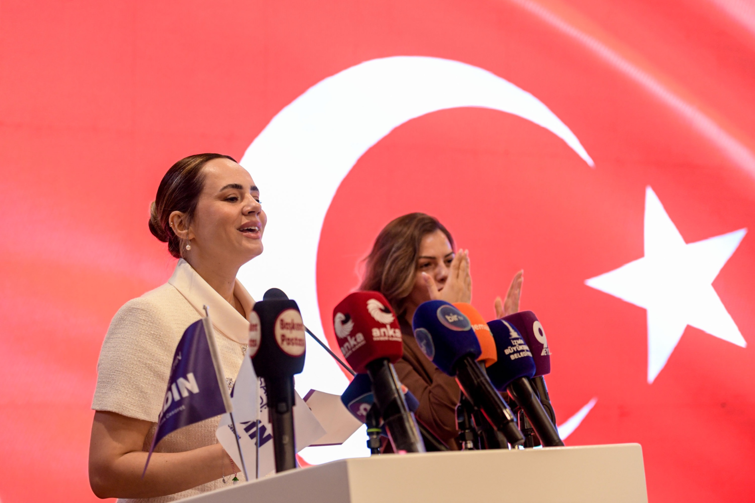 “Bir toplum kadınlarının hayalleriyle şekillenir”: İzmir’in güçlü kadınları "Cesaret" için birleşti! 7 “Bir toplum kadınlarının hayalleriyle şekillenir”: İzmir’in güçlü kadınları "Cesaret" için birleşti!