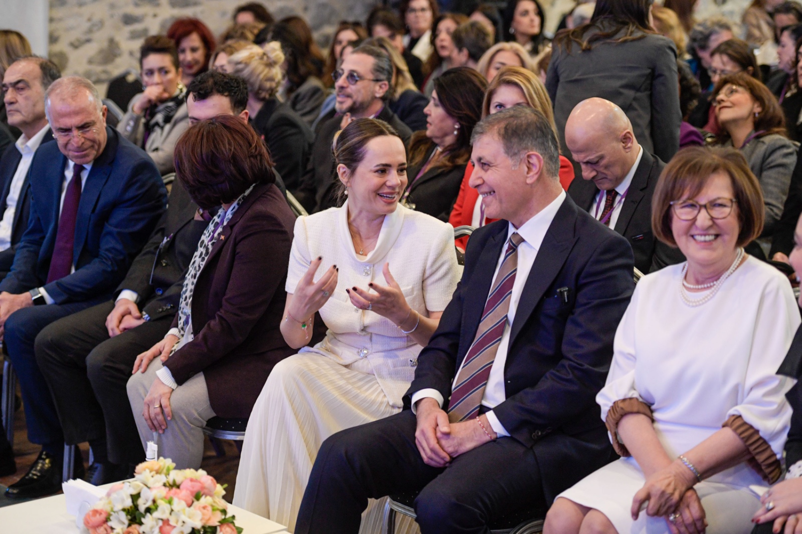 Tugay'dan 'Kadın Zirvesi'nde net mesaj: “Kadınlar geride bırakılmıyor, geride bıraktırılıyor" 3 Tugay'dan 'Kadın Zirvesi'nde net mesaj: “Kadınlar geride bırakılmıyor, geride bıraktırılıyor"