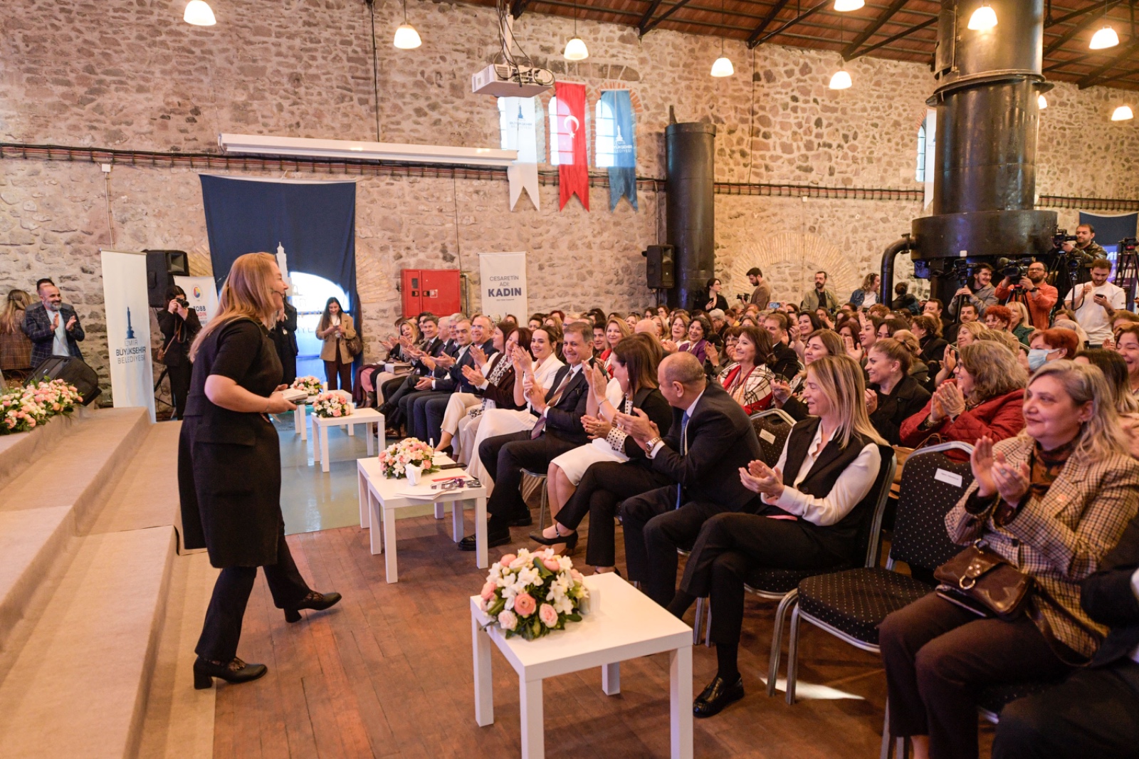 Tugay'dan 'Kadın Zirvesi'nde net mesaj: “Kadınlar geride bırakılmıyor, geride bıraktırılıyor" 4 Tugay'dan 'Kadın Zirvesi'nde net mesaj: “Kadınlar geride bırakılmıyor, geride bıraktırılıyor"