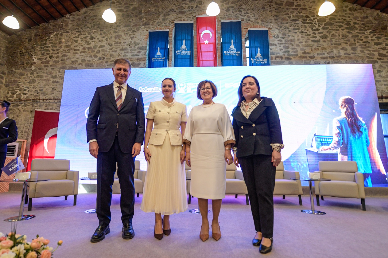 “Bir toplum kadınlarının hayalleriyle şekillenir”: İzmir’in güçlü kadınları "Cesaret" için birleşti! 3 “Bir toplum kadınlarının hayalleriyle şekillenir”: İzmir’in güçlü kadınları "Cesaret" için birleşti!