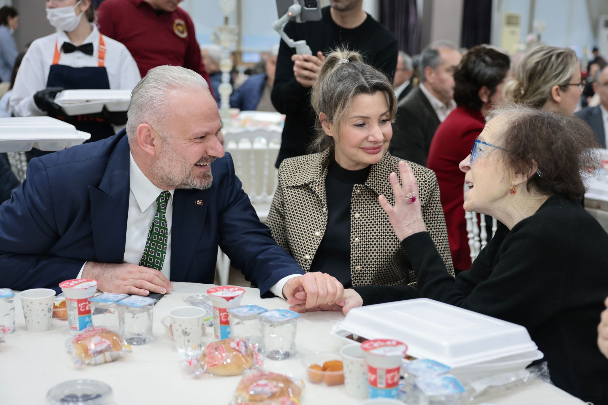 Menemen’de vefa iftarı: Öğretmen ve doktorlar unutulmadı