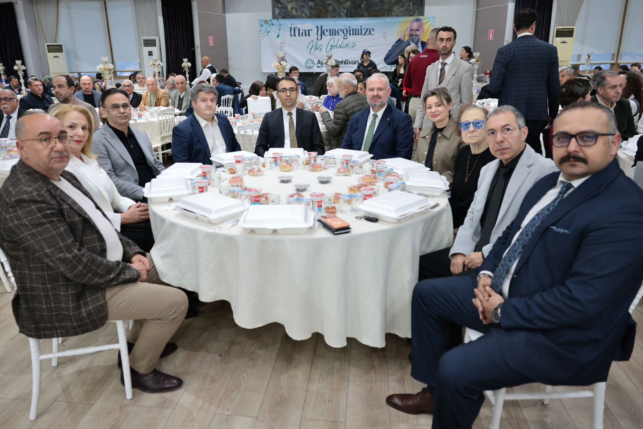 Menemen’de vefa iftarı: Öğretmen ve doktorlar unutulmadı