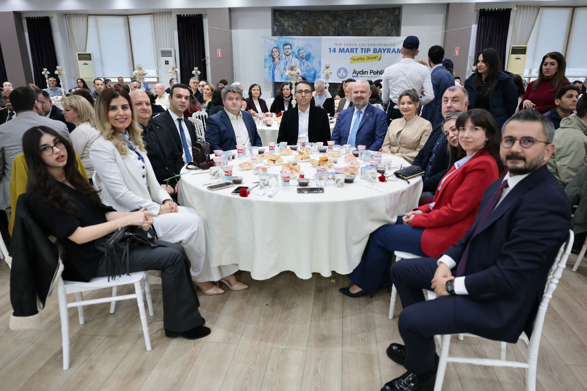 Menemen’de vefa iftarı: Öğretmen ve doktorlar unutulmadı