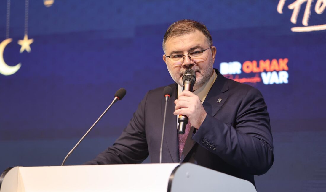 Çatısında güneş panelleri, geniş otoparkı ve dev toplanma alanıyla AK