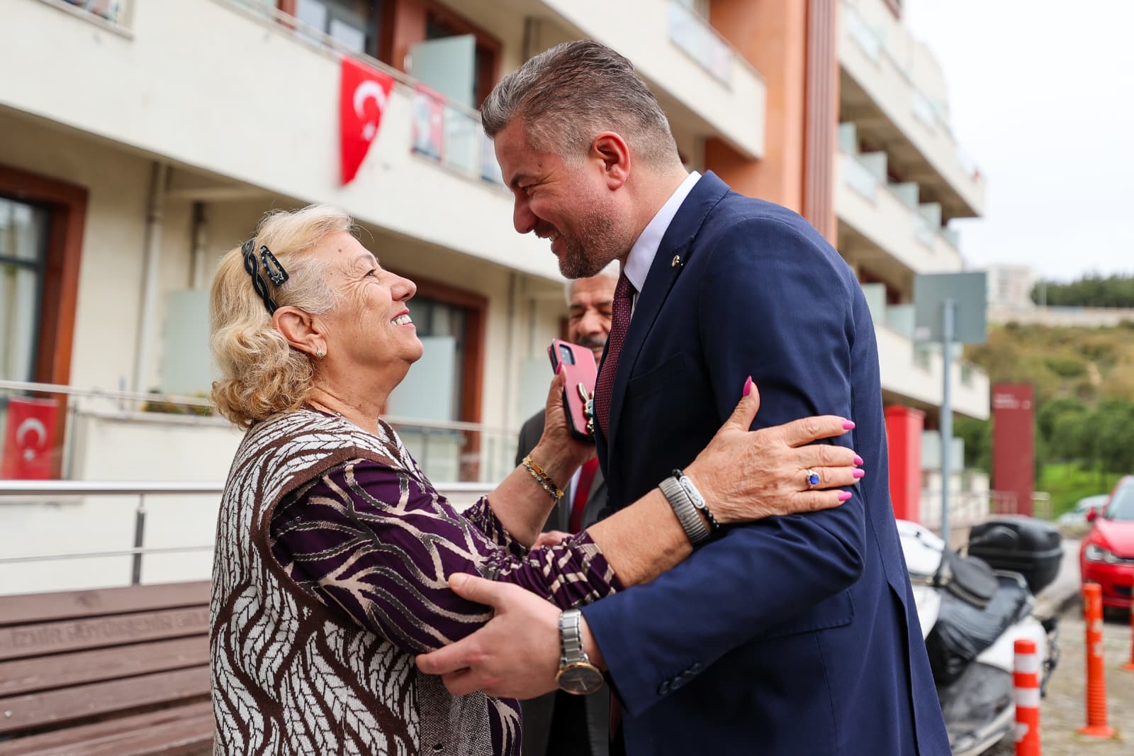 Buca’nın "Mimar"ından büyüklere bayram vefası: “Her zaman yanınızdayız!” 2 Buca’nın "Mimar"ından büyüklere bayram vefası: “Her zaman yanınızdayız!”