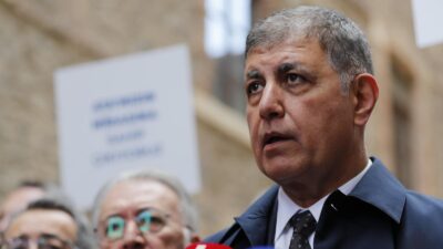 Meslek Fabrikası önündeki tahliye nöbetini kararlılıkla sürdüren İzmir Büyükşehir Belediye