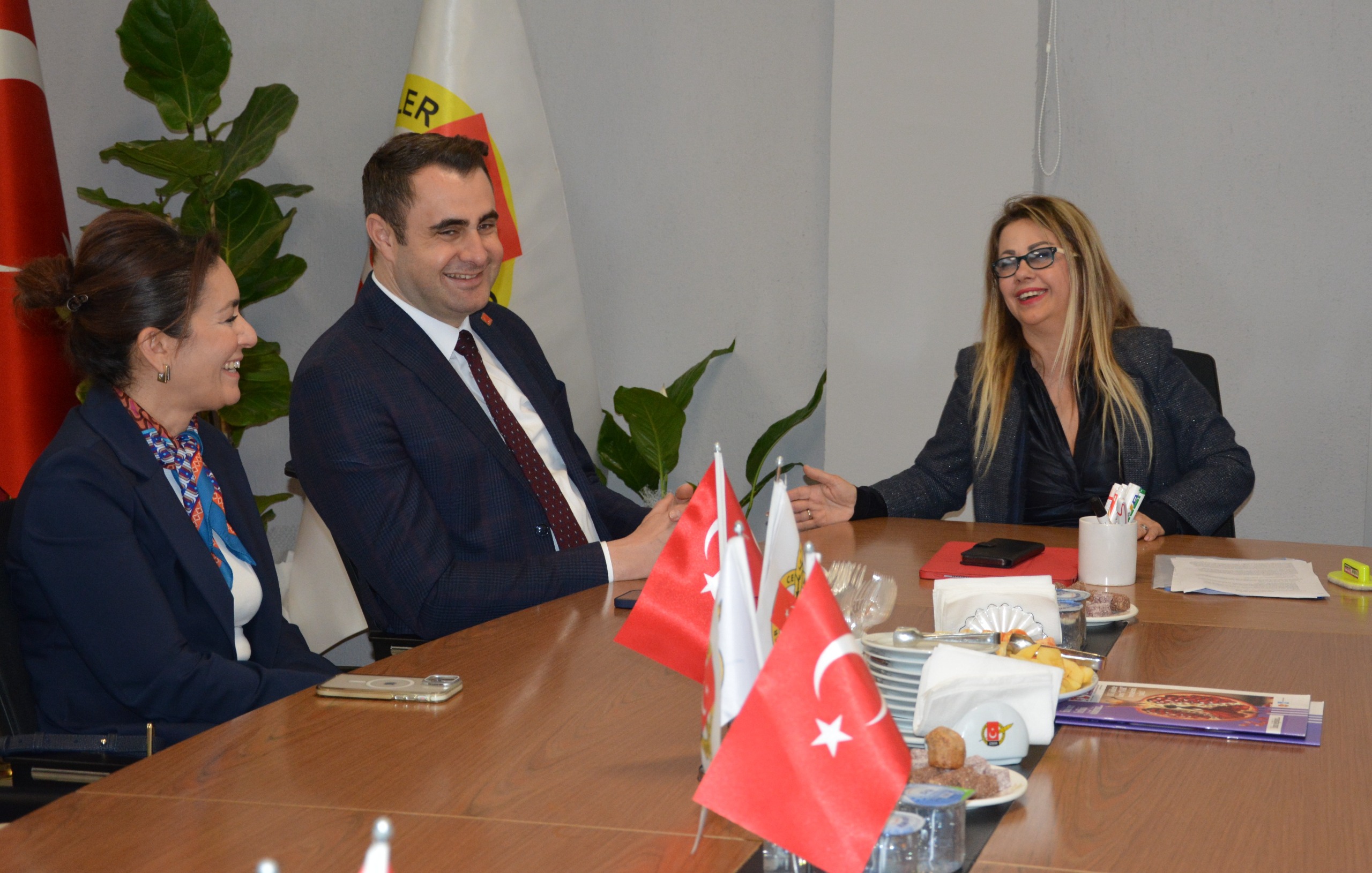 CHP İzmir İl Başkanı Güç’ten İGC’ye anlamlı ziyaret: "Mücadelenizde yanınızdayız"