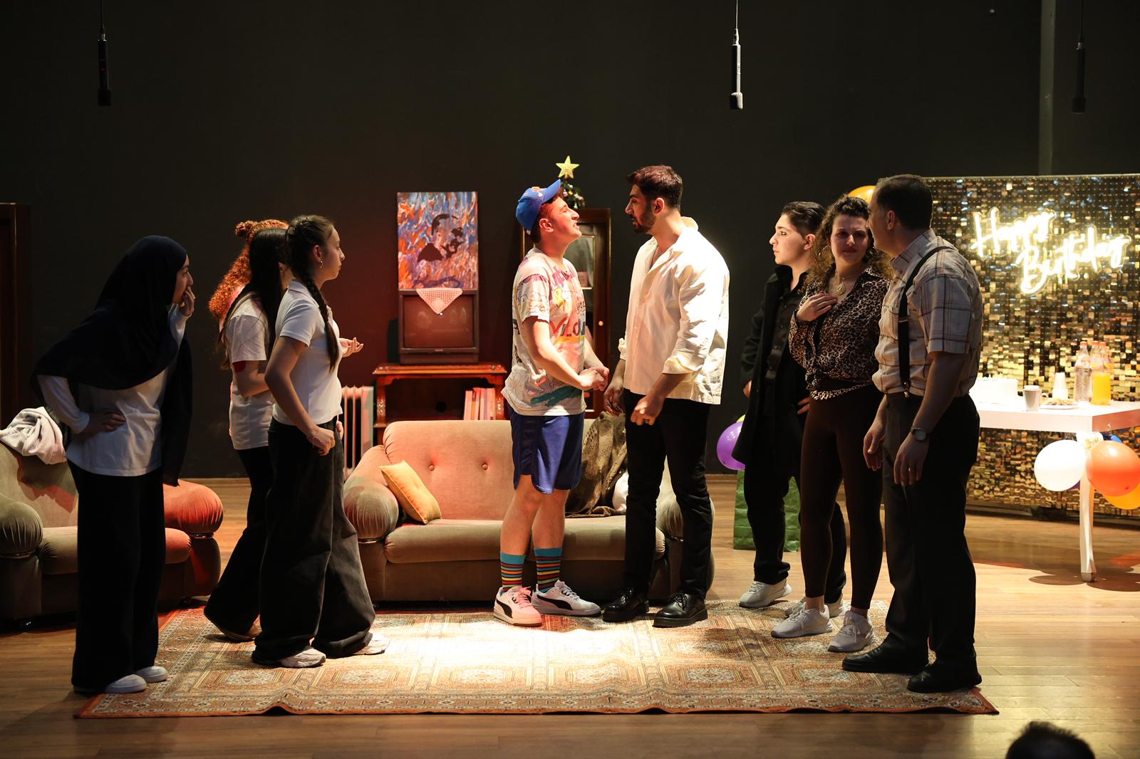 Menemen'de tiyatro rüzgarı: "Yaşadığım Kadarı da Güzeldi" ayakta alkışlandı 1 Menemen'de tiyatro rüzgarı: "Yaşadığım Kadarı da Güzeldi" ayakta alkışlandı