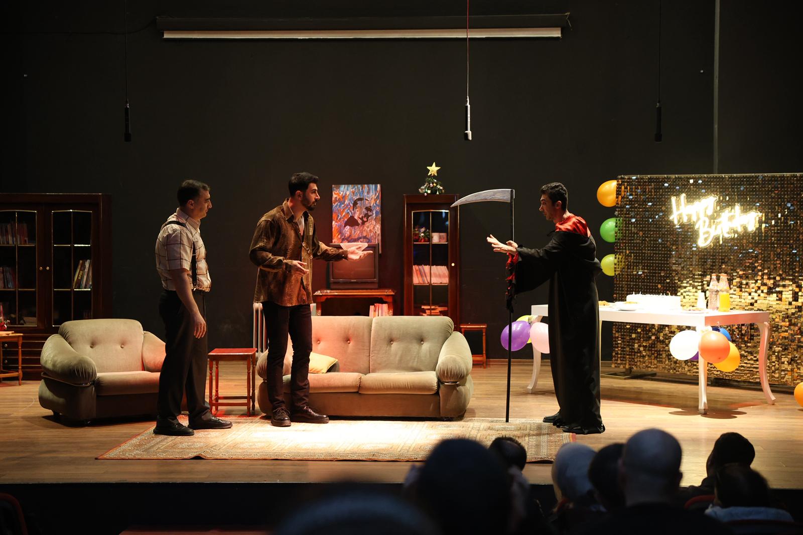 Menemen'de tiyatro rüzgarı: "Yaşadığım Kadarı da Güzeldi" ayakta alkışlandı 2 Menemen'de tiyatro rüzgarı: "Yaşadığım Kadarı da Güzeldi" ayakta alkışlandı