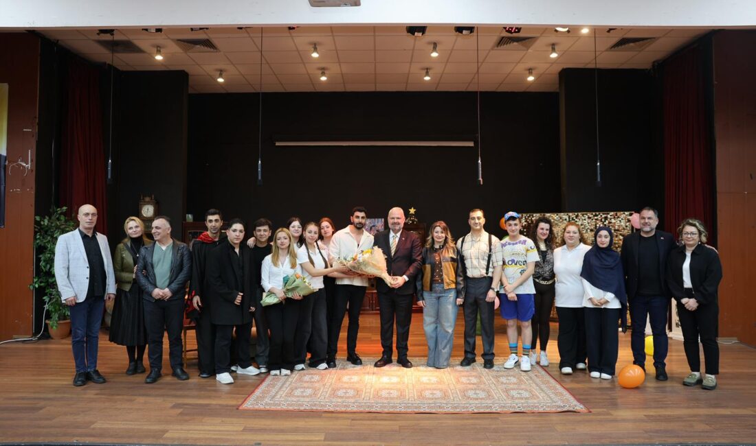 27 Mart Dünya Tiyatrolar Günü, Menemen Belediye Tiyatrosu'nun muhteşem performansıyla