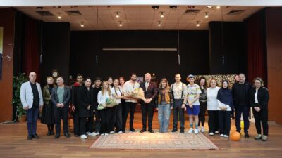 27 Mart Dünya Tiyatrolar Günü, Menemen Belediye Tiyatrosu'nun muhteşem performansıyla