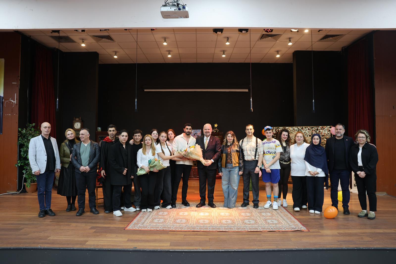 27 Mart Dünya Tiyatrolar Günü, Menemen Belediye Tiyatrosu'nun muhteşem performansıyla