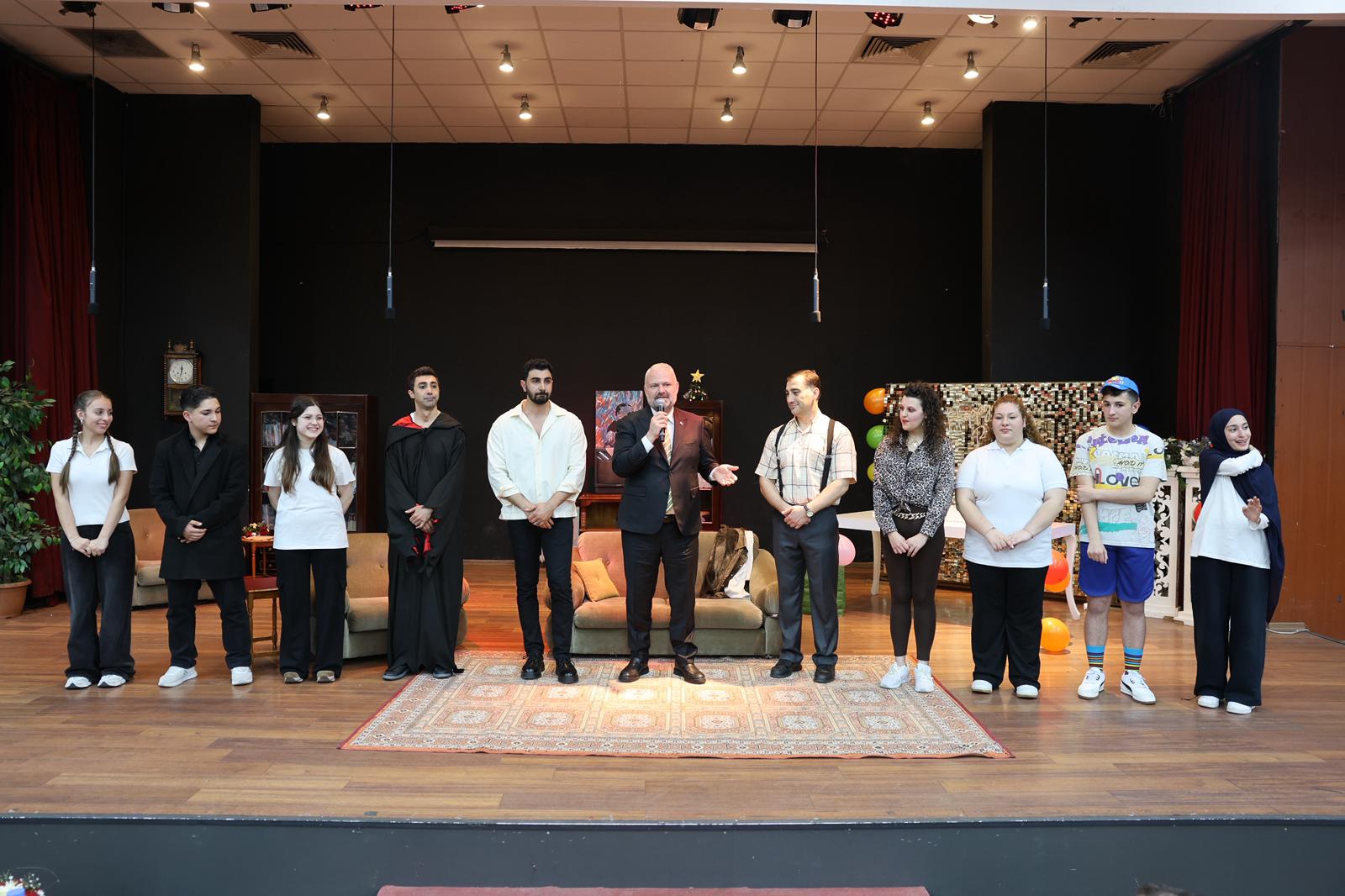 Menemen'de tiyatro rüzgarı: "Yaşadığım Kadarı da Güzeldi" ayakta alkışlandı 3 Menemen'de tiyatro rüzgarı: "Yaşadığım Kadarı da Güzeldi" ayakta alkışlandı