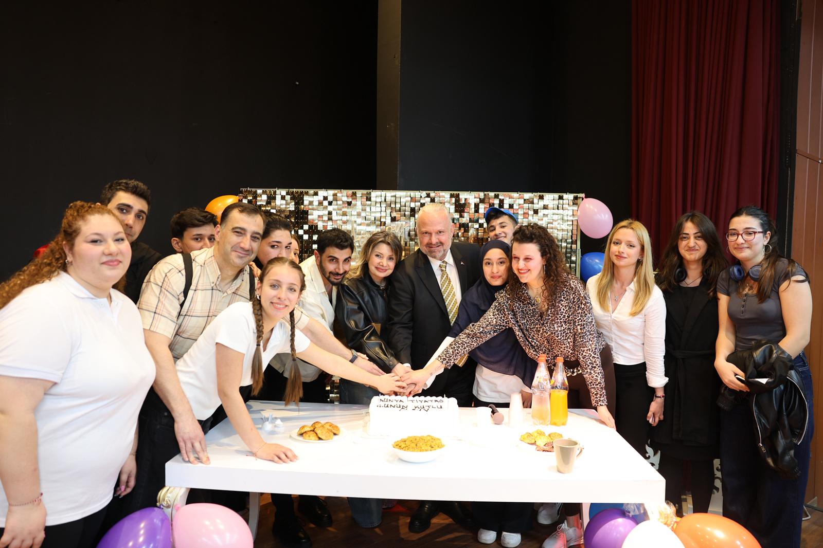 Menemen'de tiyatro rüzgarı: "Yaşadığım Kadarı da Güzeldi" ayakta alkışlandı 4 Menemen'de tiyatro rüzgarı: "Yaşadığım Kadarı da Güzeldi" ayakta alkışlandı