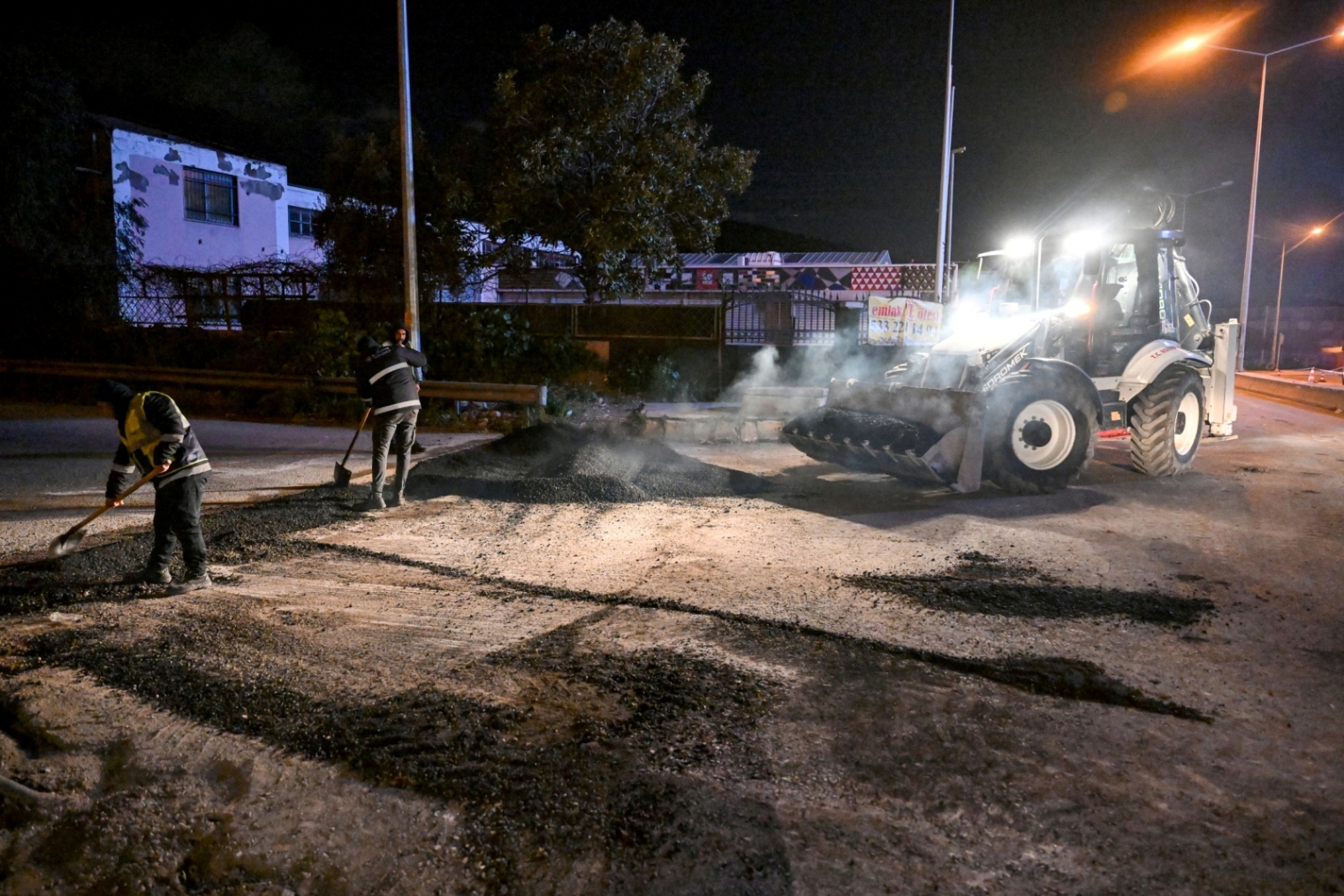 Bornova’da yağmur bitti, asfalt seferberliği başladı! Gece boyu “Aydınlar" mesaisi