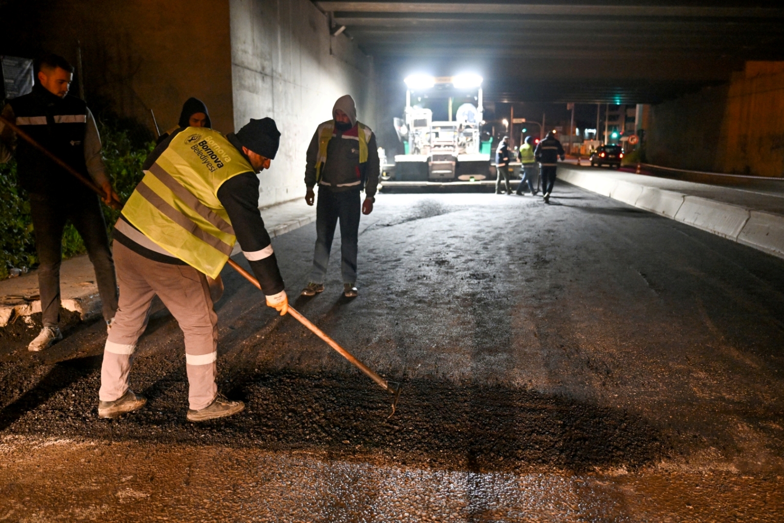 Bornova’da yağmur bitti, asfalt seferberliği başladı! Gece boyu “Aydınlar" mesaisi