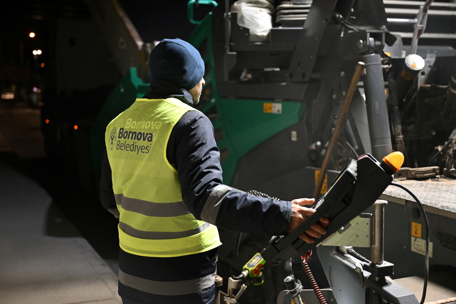 Bornova’da yağmur bitti, asfalt seferberliği başladı! Gece boyu “Aydınlar" mesaisi
