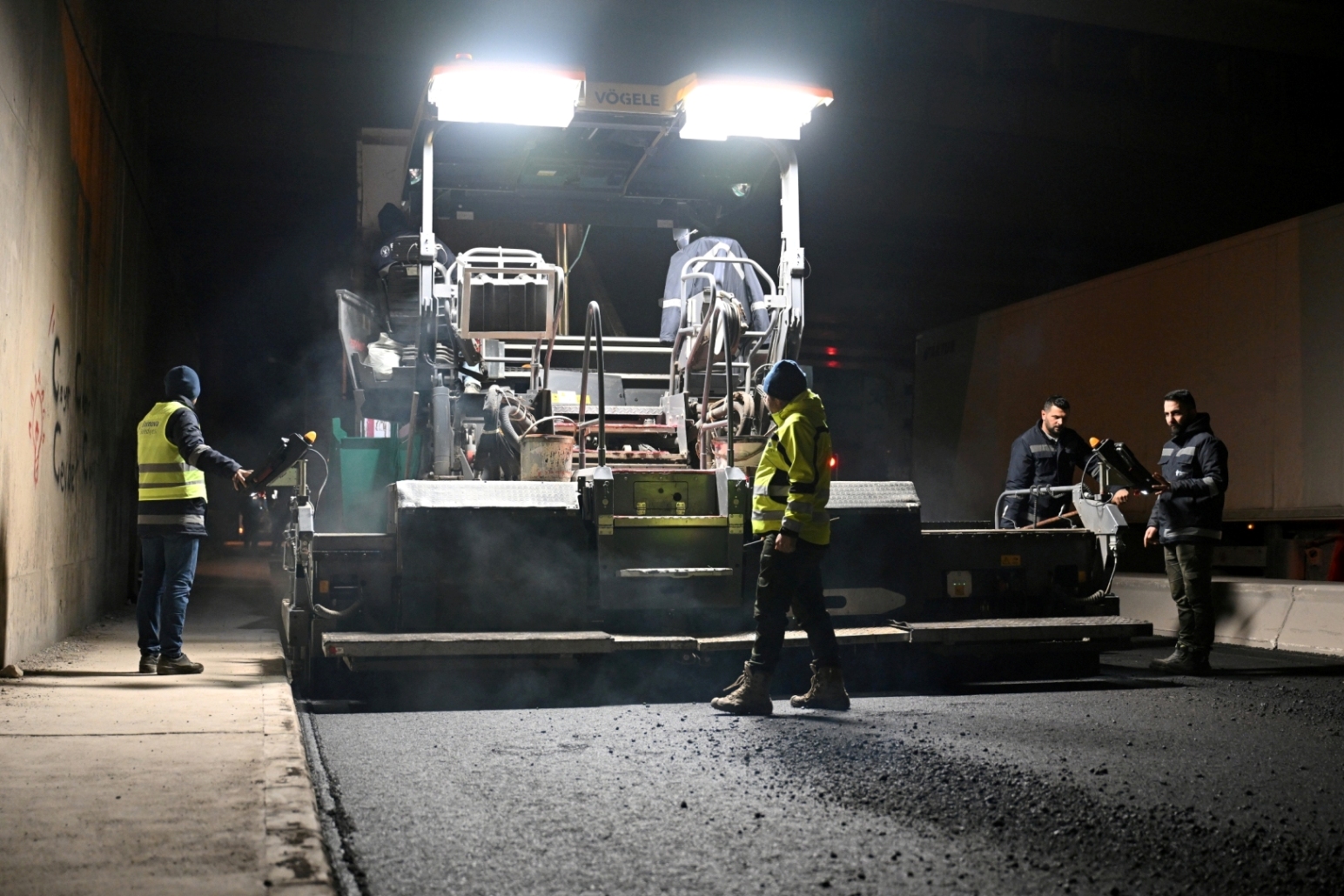 Bornova’da yağmur bitti, asfalt seferberliği başladı! Gece boyu “Aydınlar" mesaisi